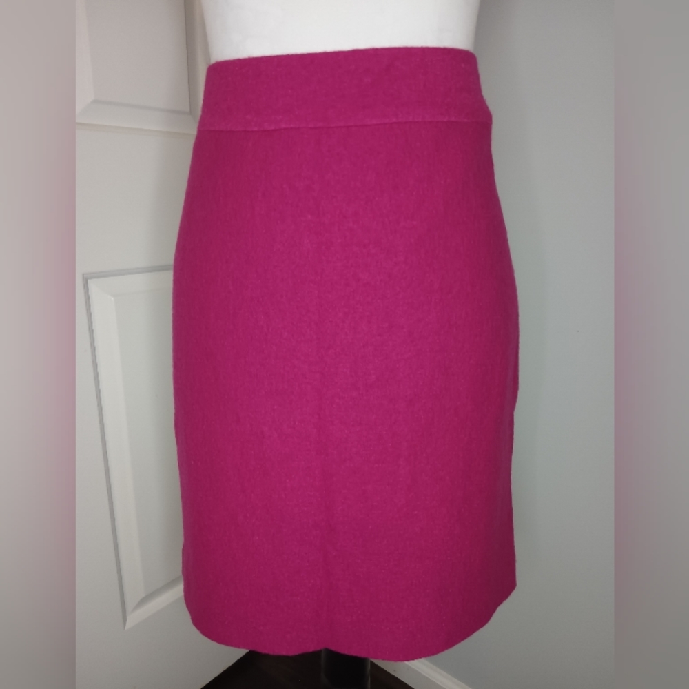 Banana Republic Fuschia Skirt with Exposed Gold Zipper on Back